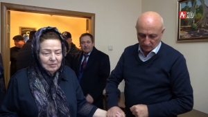 Семье Муссы Шанибова были переданы народные деньги, собранные на памятник Герою Абхазии