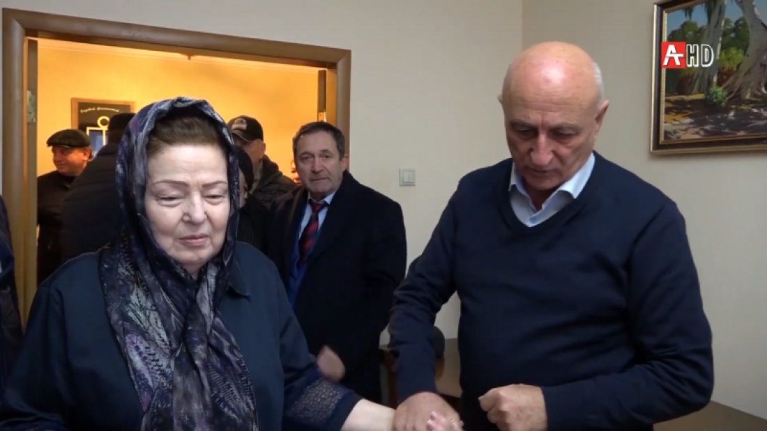 Семье Муссы Шанибова были переданы народные деньги, собранные на памятник Герою Абхазии